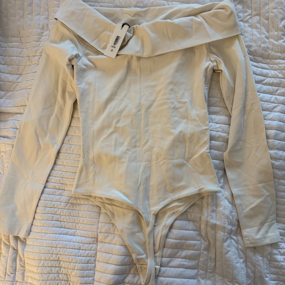 Babaton Streamline Top *NWT* - Picture 3 of 4